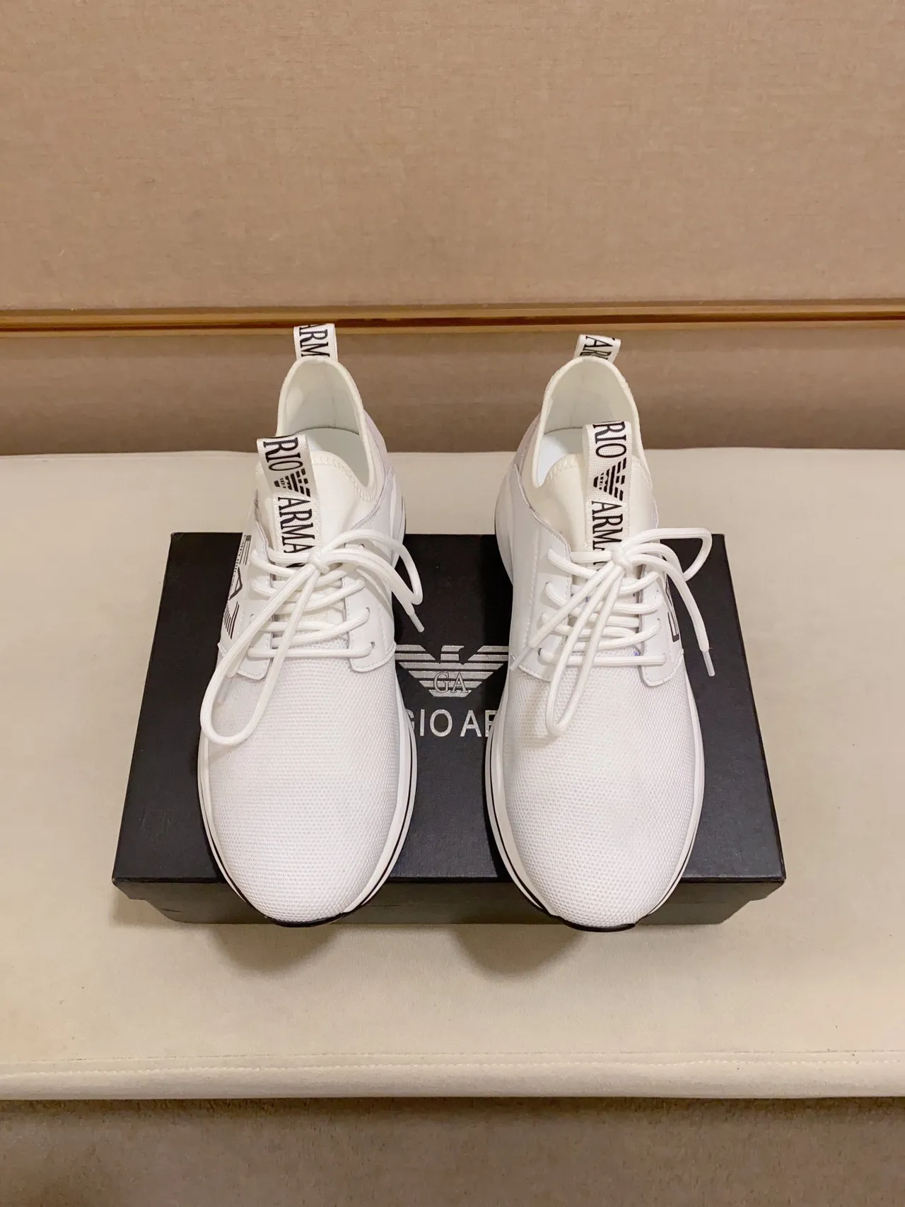 Emporio Armani Zapatillas Lifestyle blancas y negras con parte superior de malla y panel lateral con marca 7
