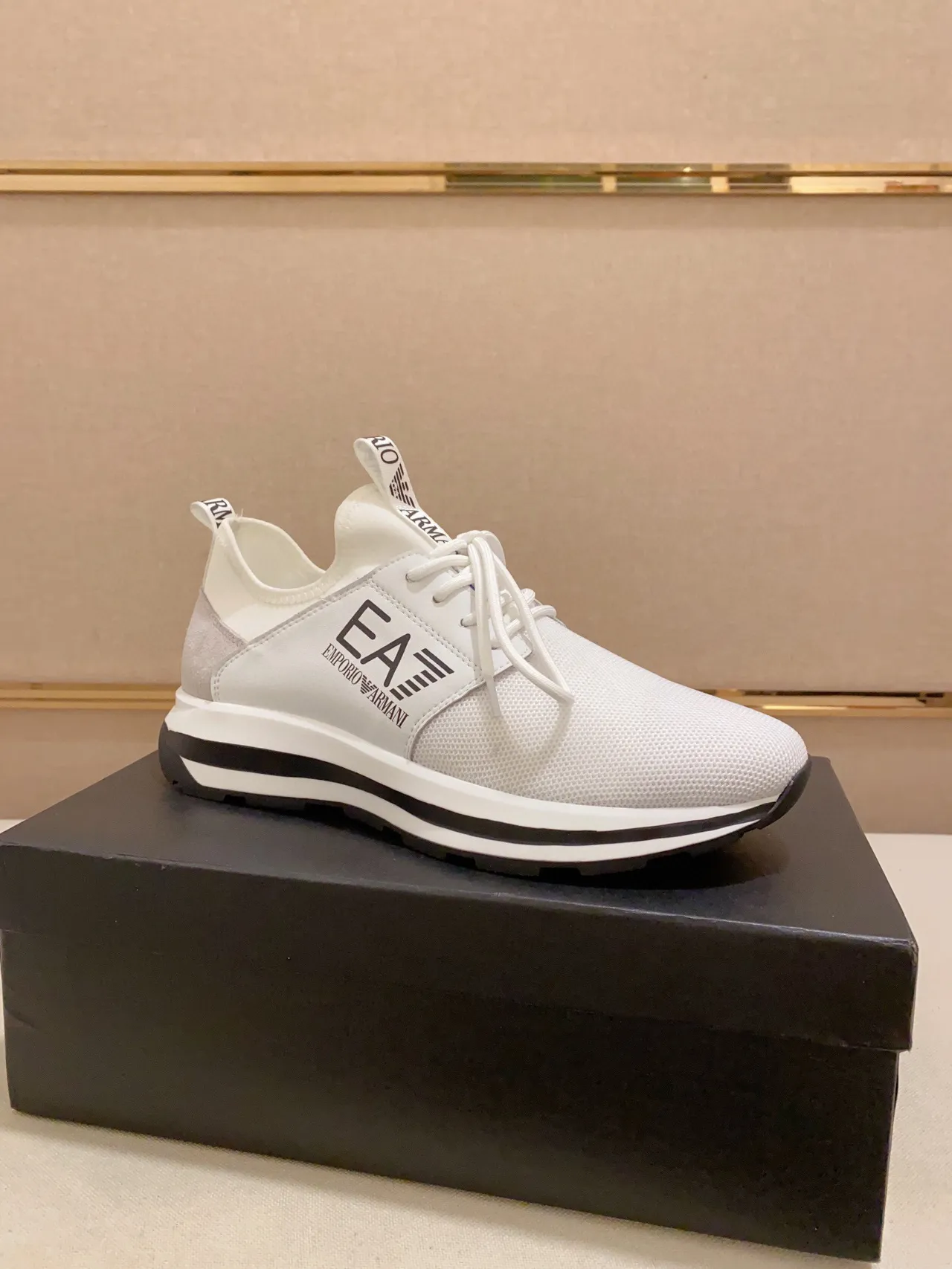 Emporio Armani Zapatillas Lifestyle blancas y negras con parte superior de malla y panel lateral con marca 8