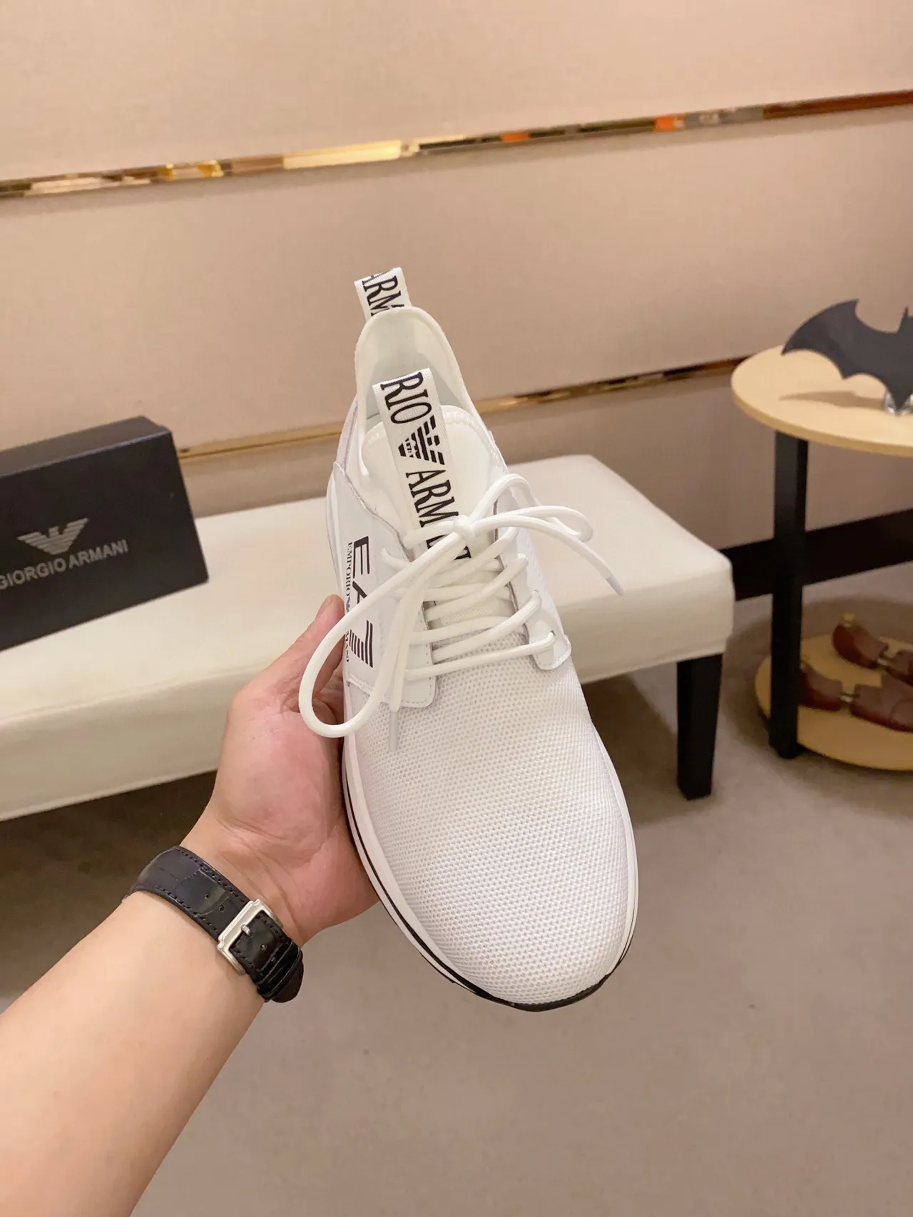 Emporio Armani Zapatillas Lifestyle blancas y negras con parte superior de malla y panel lateral con marca 9