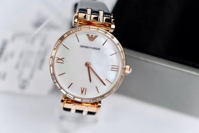 Emporio Armani सफेद काला गोलाकार क्रिस्टल-बेजल केस माँ-ओ-पर्ल डायल क्वार्ट्ज घड़ी 7