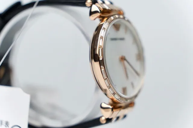 Emporio Armani सफेद काला गोलाकार क्रिस्टल-बेजल केस माँ-ओ-पर्ल डायल क्वार्ट्ज घड़ी 8