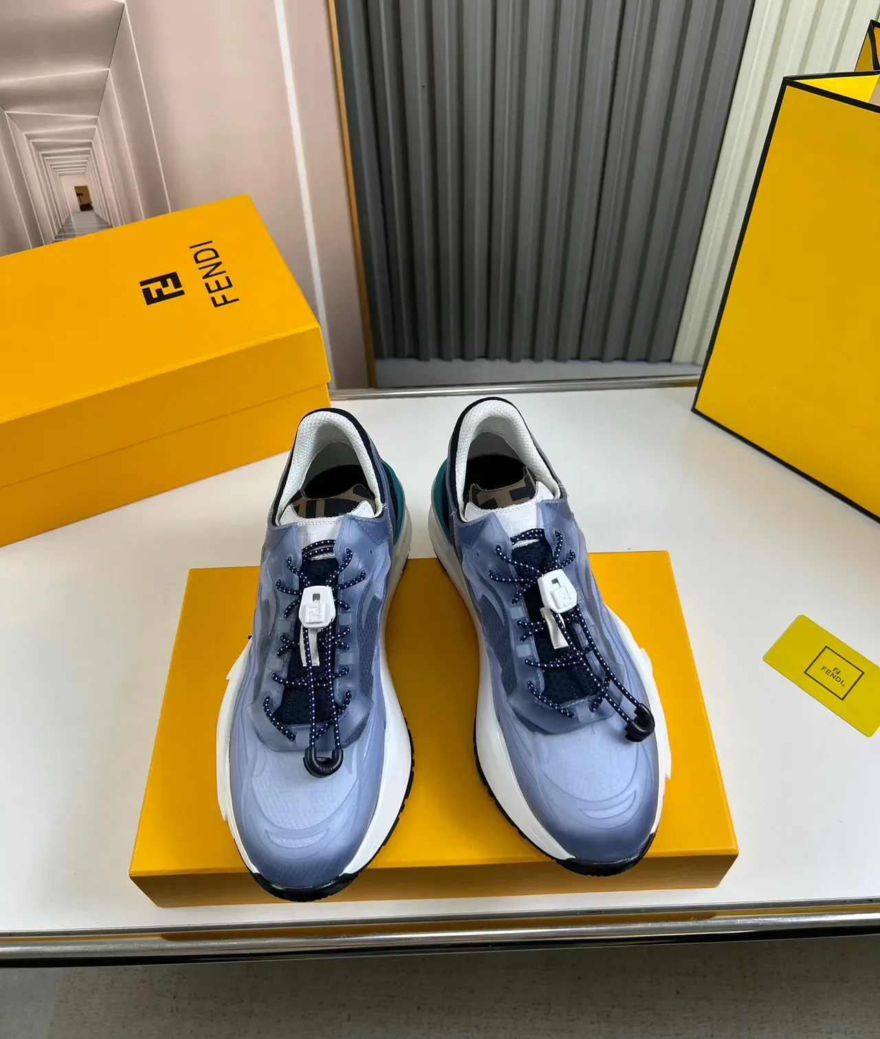 Fendi Sneakers Chunky Bleu Blanc avec Suela Sculptée et Overlay de Maille Translucide 3