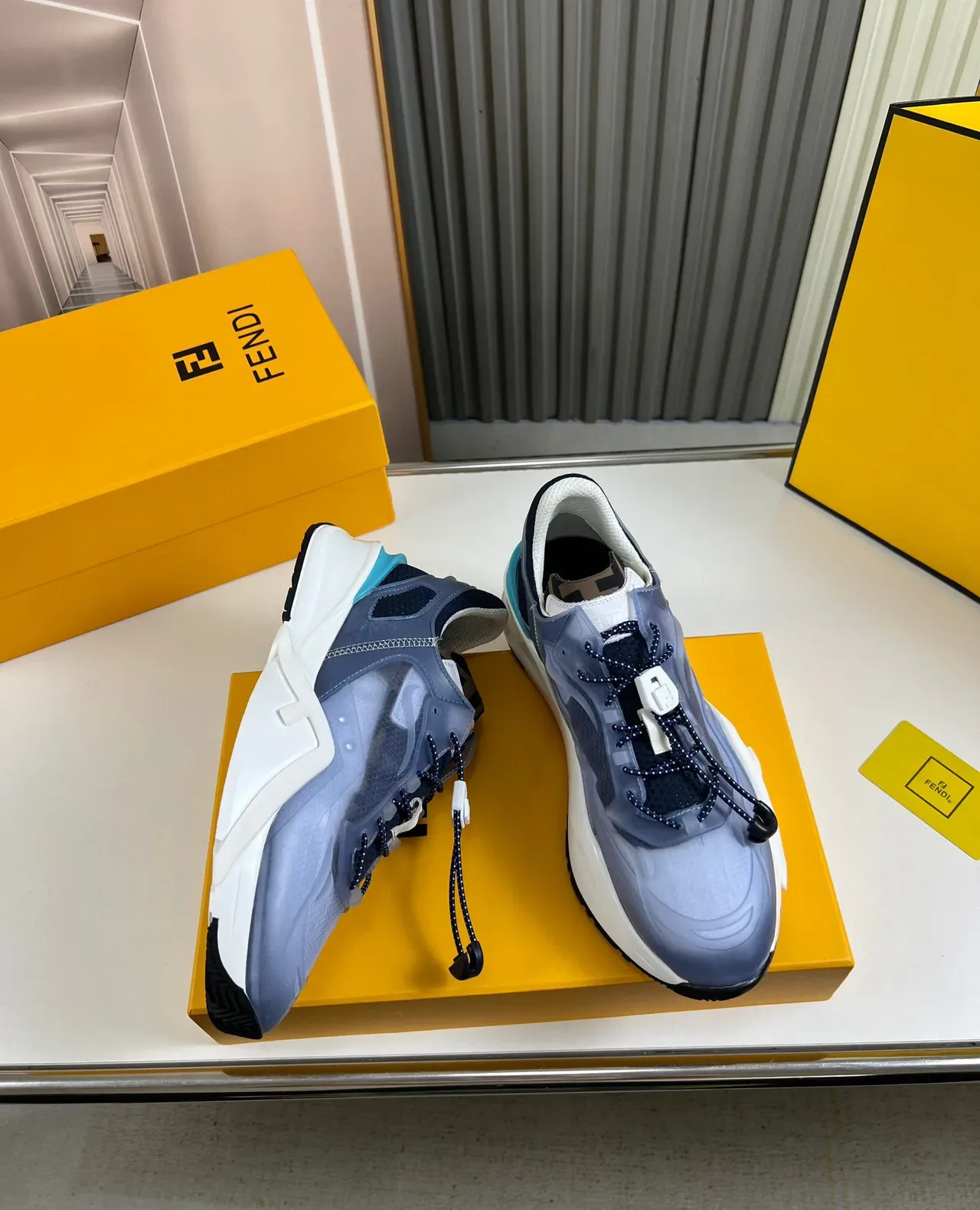 Fendi Sneakers Chunky Bleu Blanc avec Suela Sculptée et Overlay de Maille Translucide 6