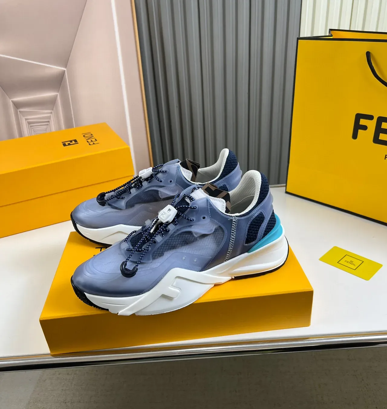 Fendi Sneakers Chunky Bleu Blanc avec Suela Sculptée et Overlay de Maille Translucide 9