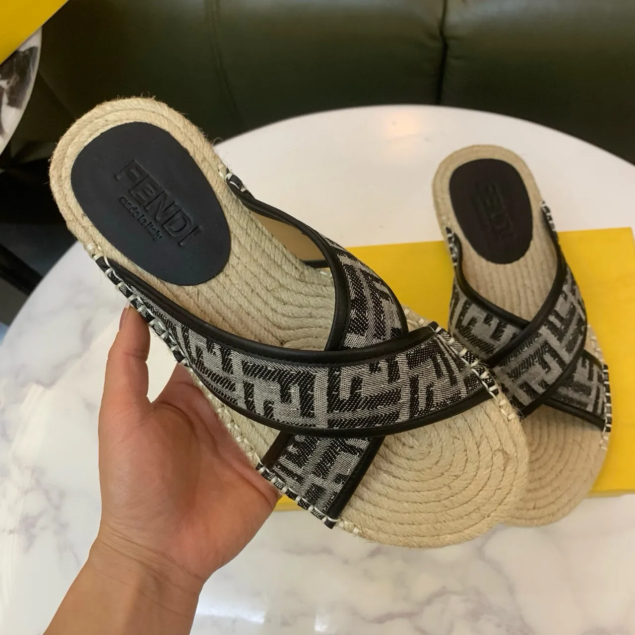 Fendi FF Monogram Alpargatas com Tirante Cruzado 4