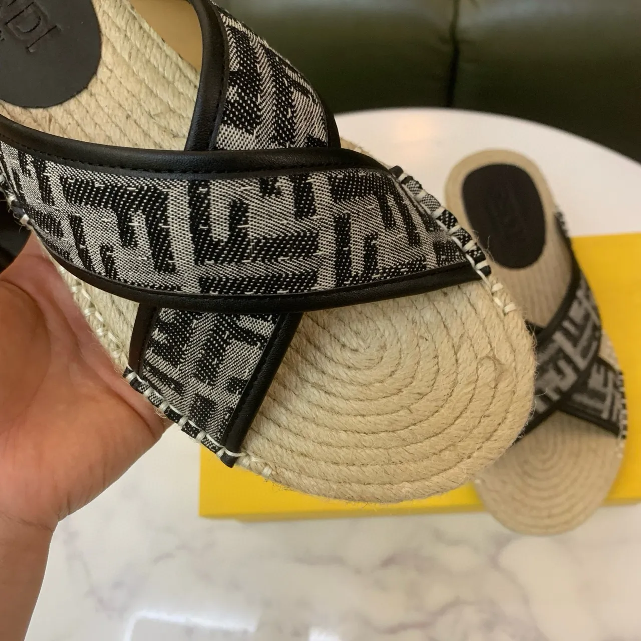 Fendi FF Monogram Alpargatas com Tirante Cruzado 5