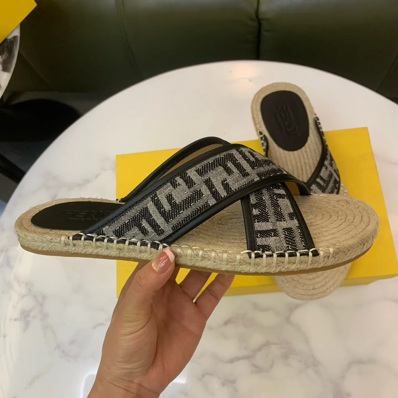 Fendi FF Monogram Alpargatas com Tirante Cruzado 6