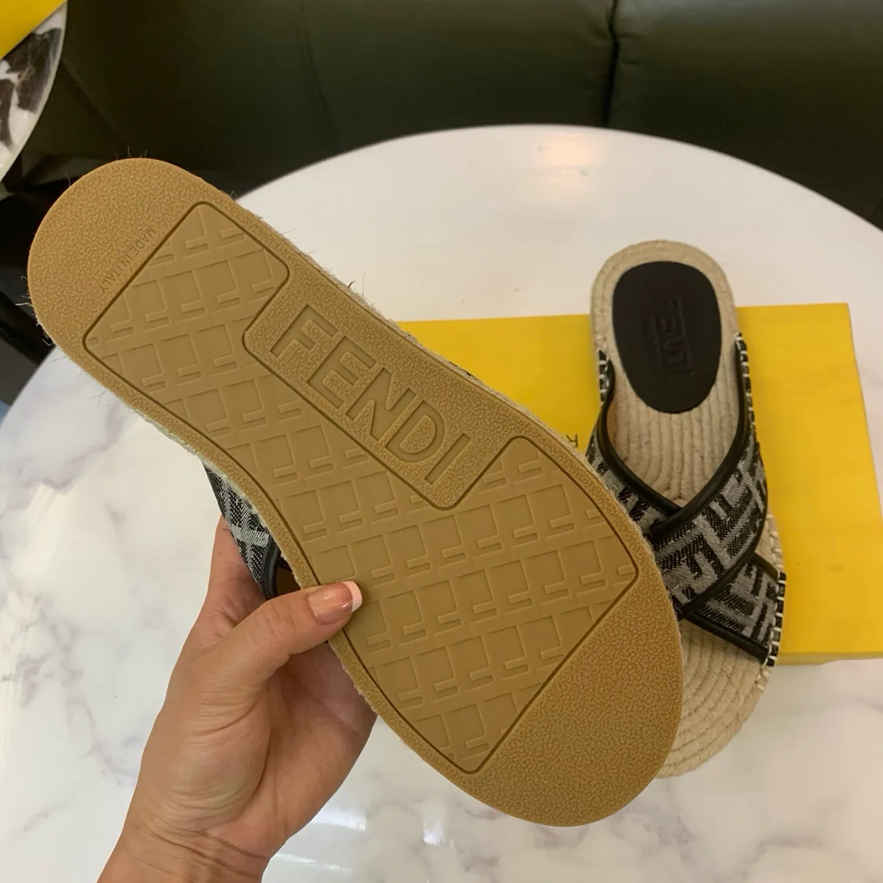 Fendi FF Monogram Alpargatas com Tirante Cruzado 8
