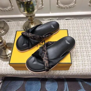 Fendi FF Monogram Strap Chaussons noirs
