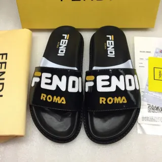 Fendi Roma Logo Chaussons noir cuir verni