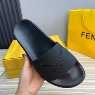 Fendi Slide কালো মোল্ডেড রাবার স্লিপার