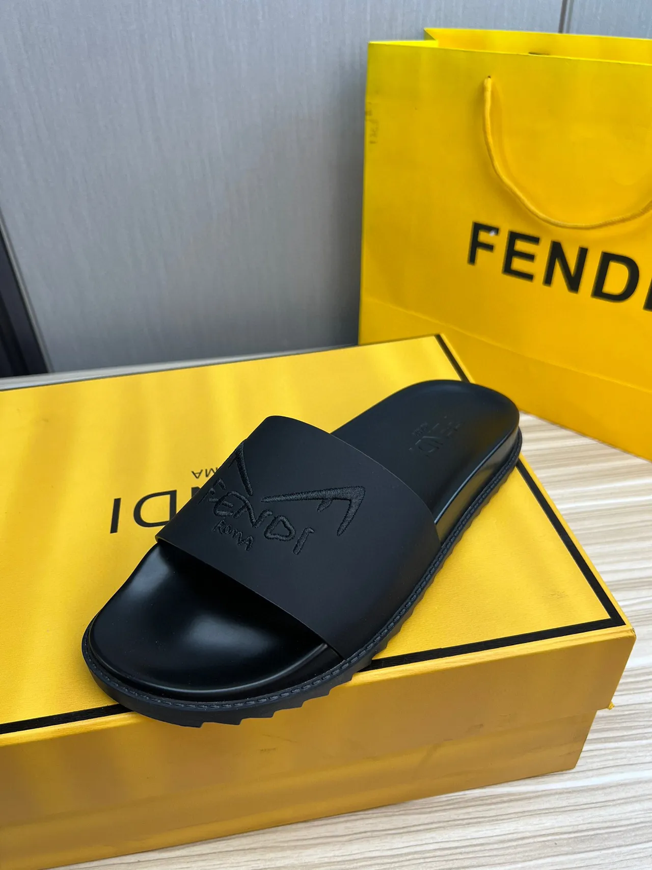Fendi Slide Pantoufle en caoutchouc moulé noir 2