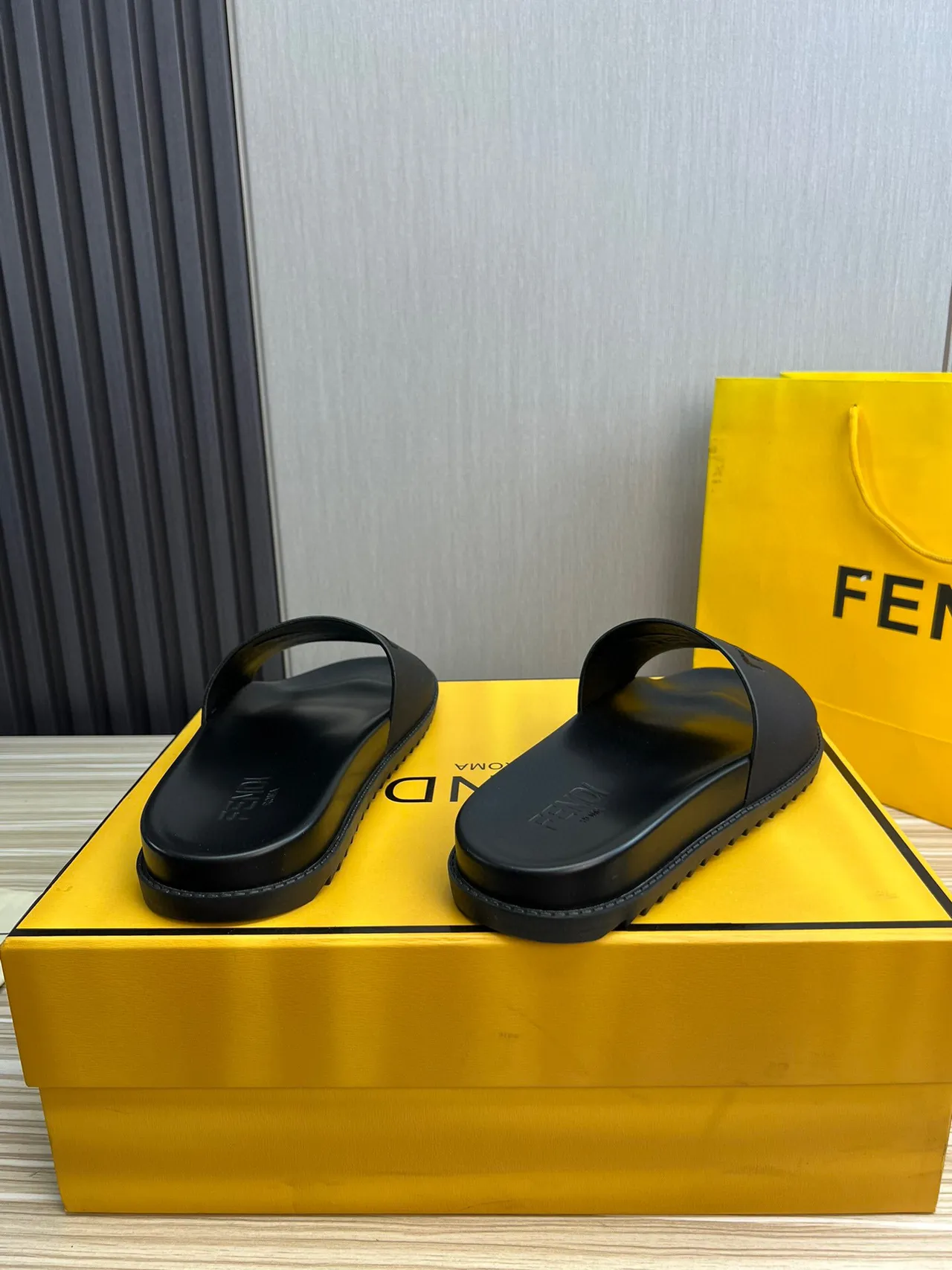 Fendi Slide Pantoufle en caoutchouc moulé noir 3