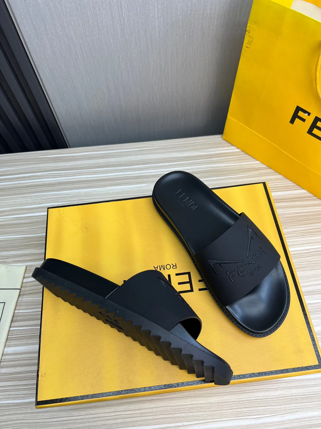 Fendi Slide Pantoufle en caoutchouc moulé noir 4
