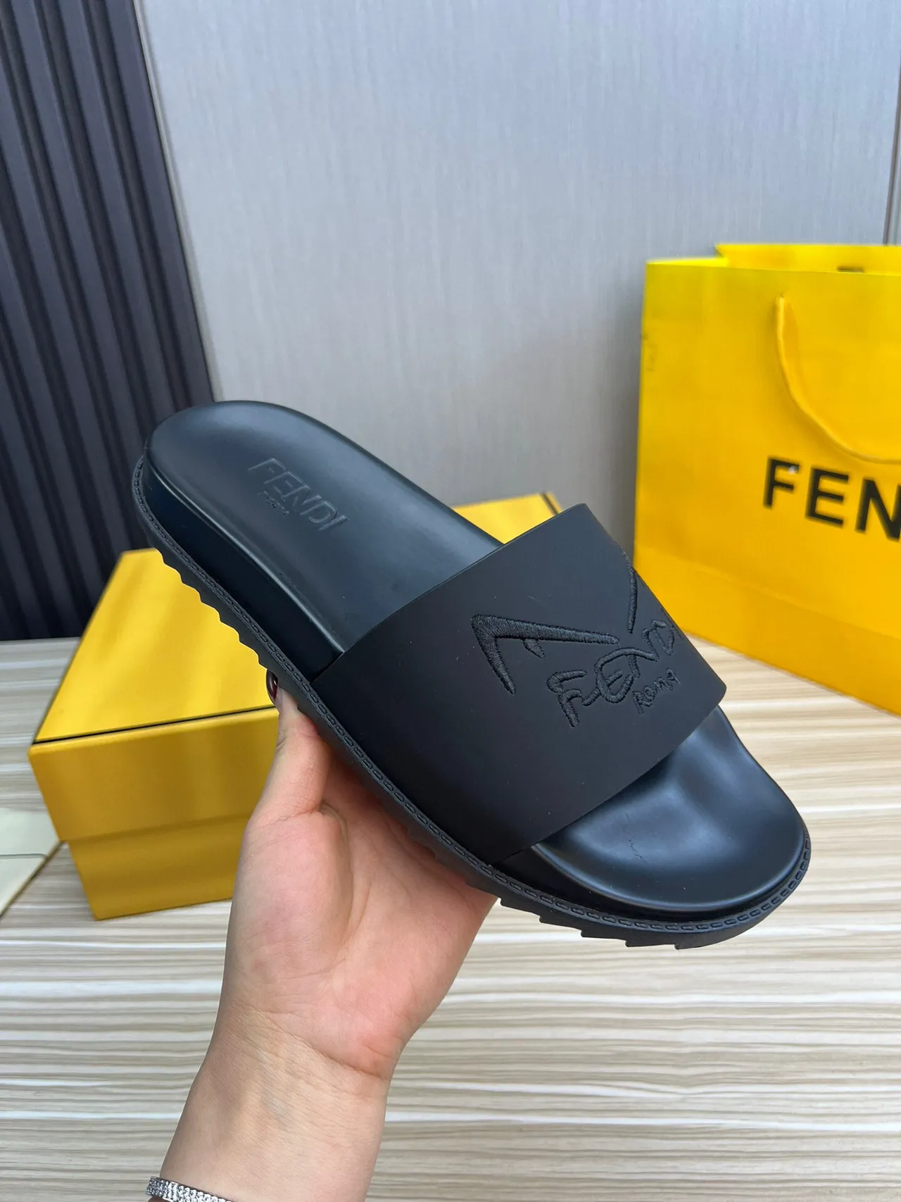 Fendi Slide Pantoufle en caoutchouc moulé noir 5