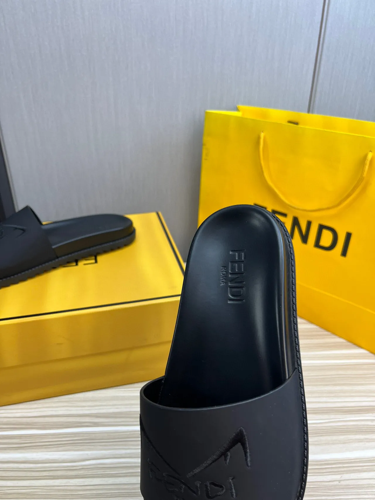 Fendi Slide Pantoufle en caoutchouc moulé noir 6