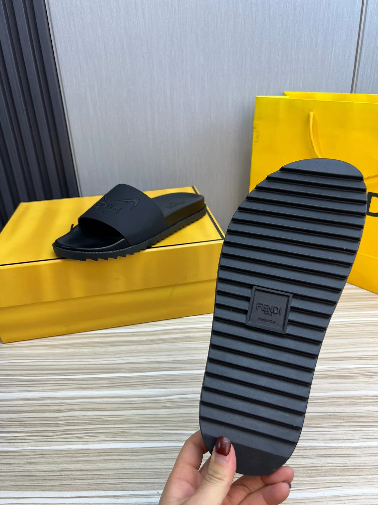 Fendi Slide Pantoufle en caoutchouc moulé noir 7