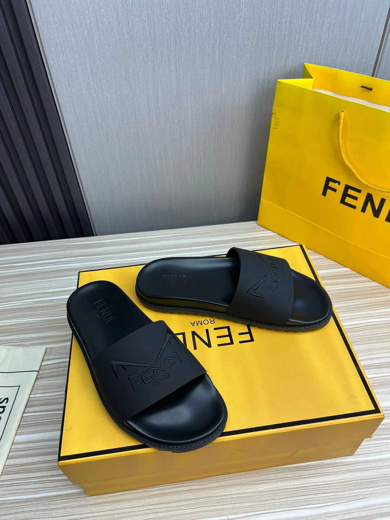 Fendi Slide Pantoufle en caoutchouc moulé noir 8