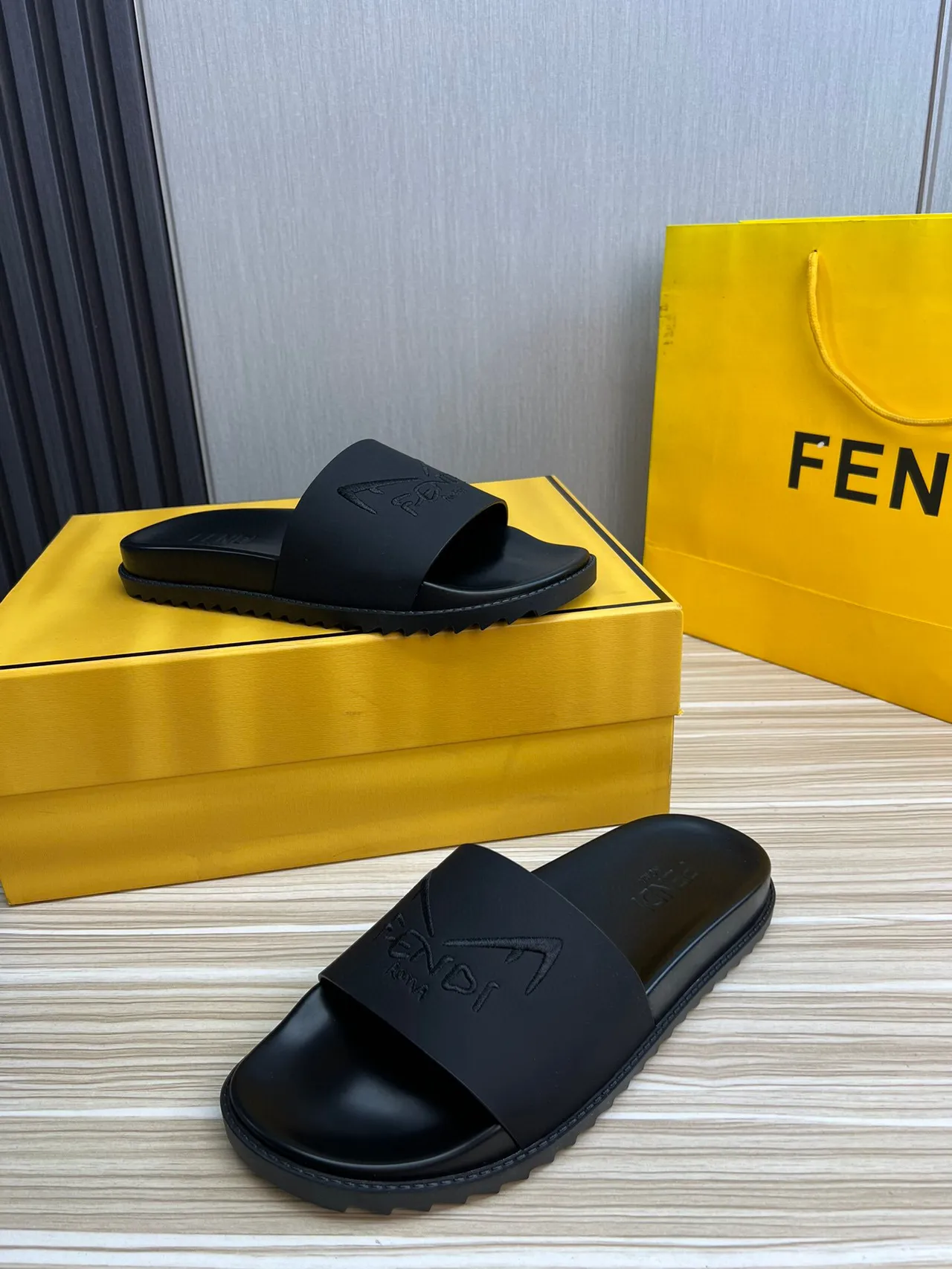 Fendi Slide Pantoufle en caoutchouc moulé noir 9