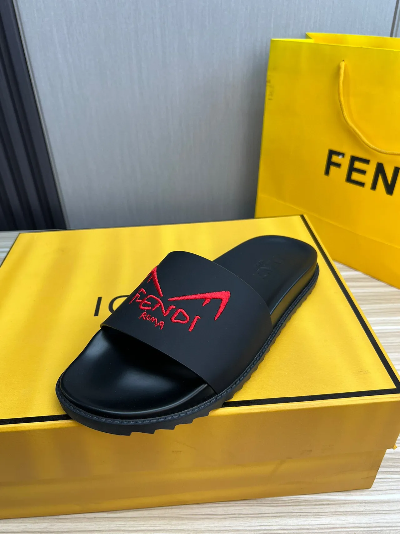Fendi Slide কালো লাল মোল্ডেড রাবার সিঙ্গেল স্ট্র্যাপ চপ্পল 2