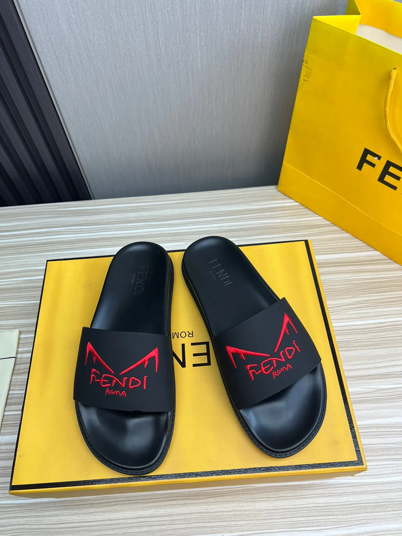 Fendi Slide কালো লাল মোল্ডেড রাবার সিঙ্গেল স্ট্র্যাপ চপ্পল 3
