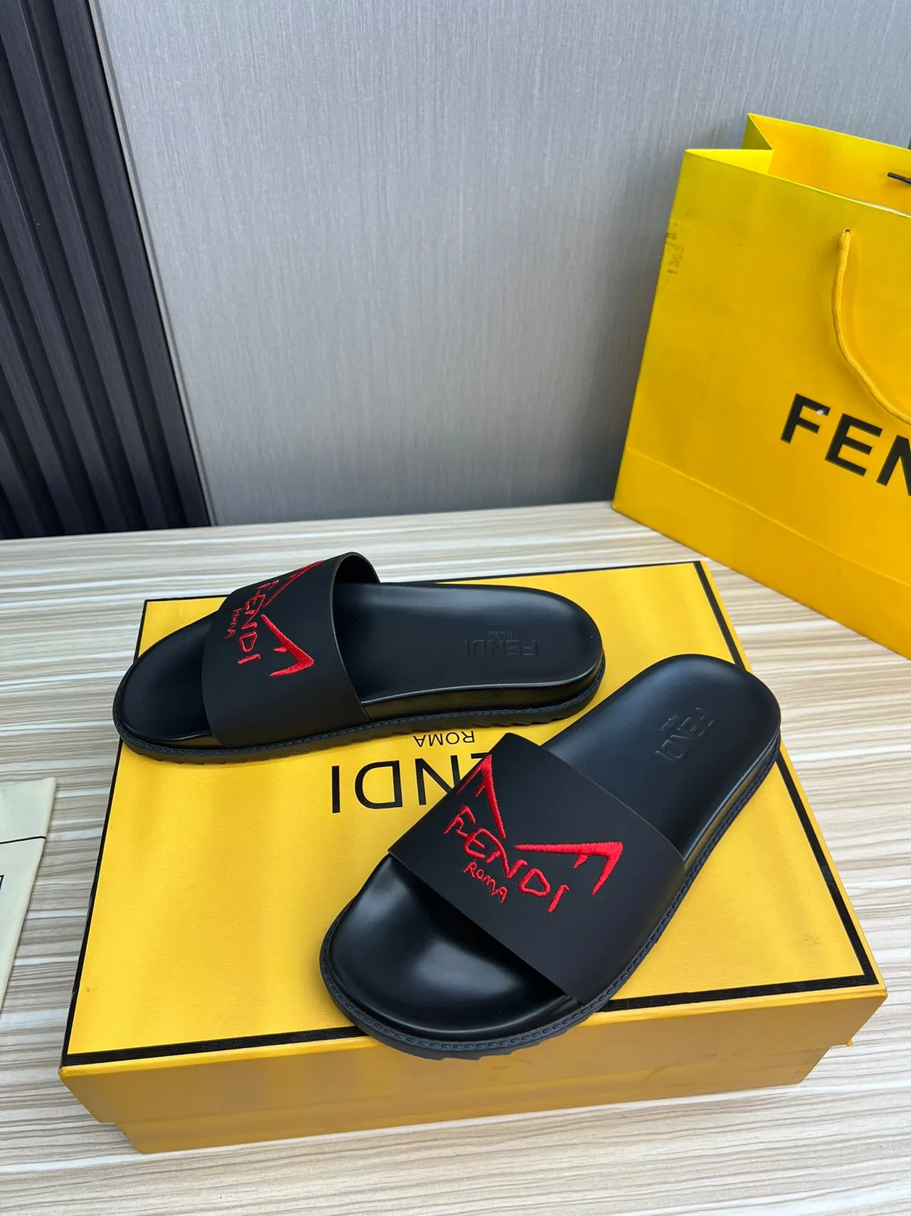 Fendi Slide কালো লাল মোল্ডেড রাবার সিঙ্গেল স্ট্র্যাপ চপ্পল 4
