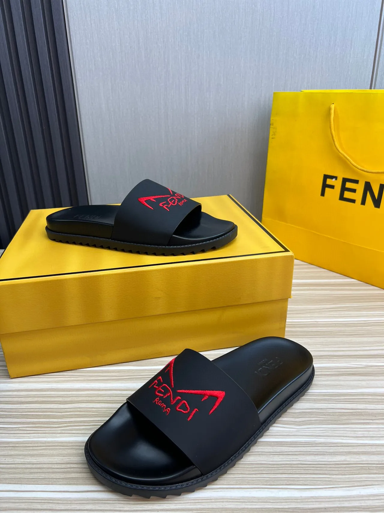 Fendi Slide কালো লাল মোল্ডেড রাবার সিঙ্গেল স্ট্র্যাপ চপ্পল 5