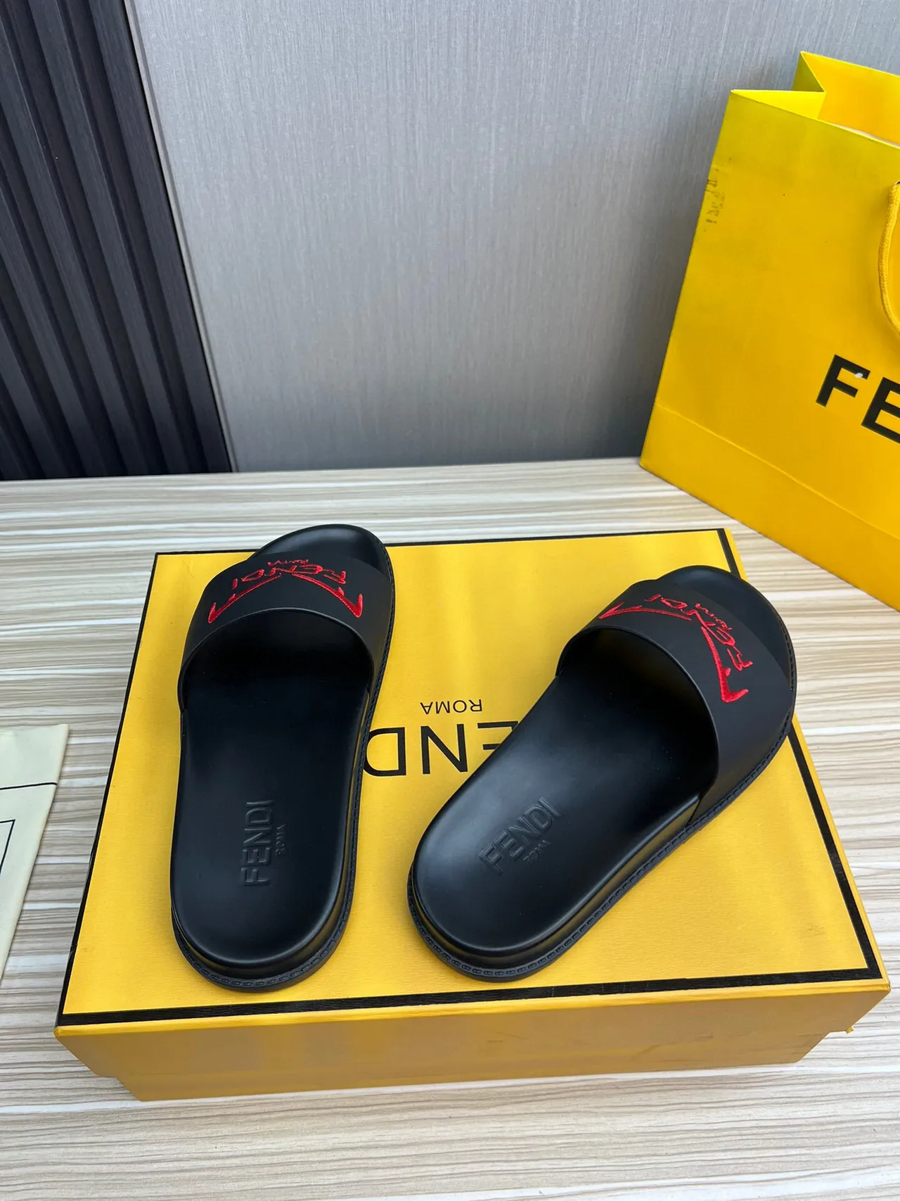 Fendi Slide কালো লাল মোল্ডেড রাবার সিঙ্গেল স্ট্র্যাপ চপ্পল 6