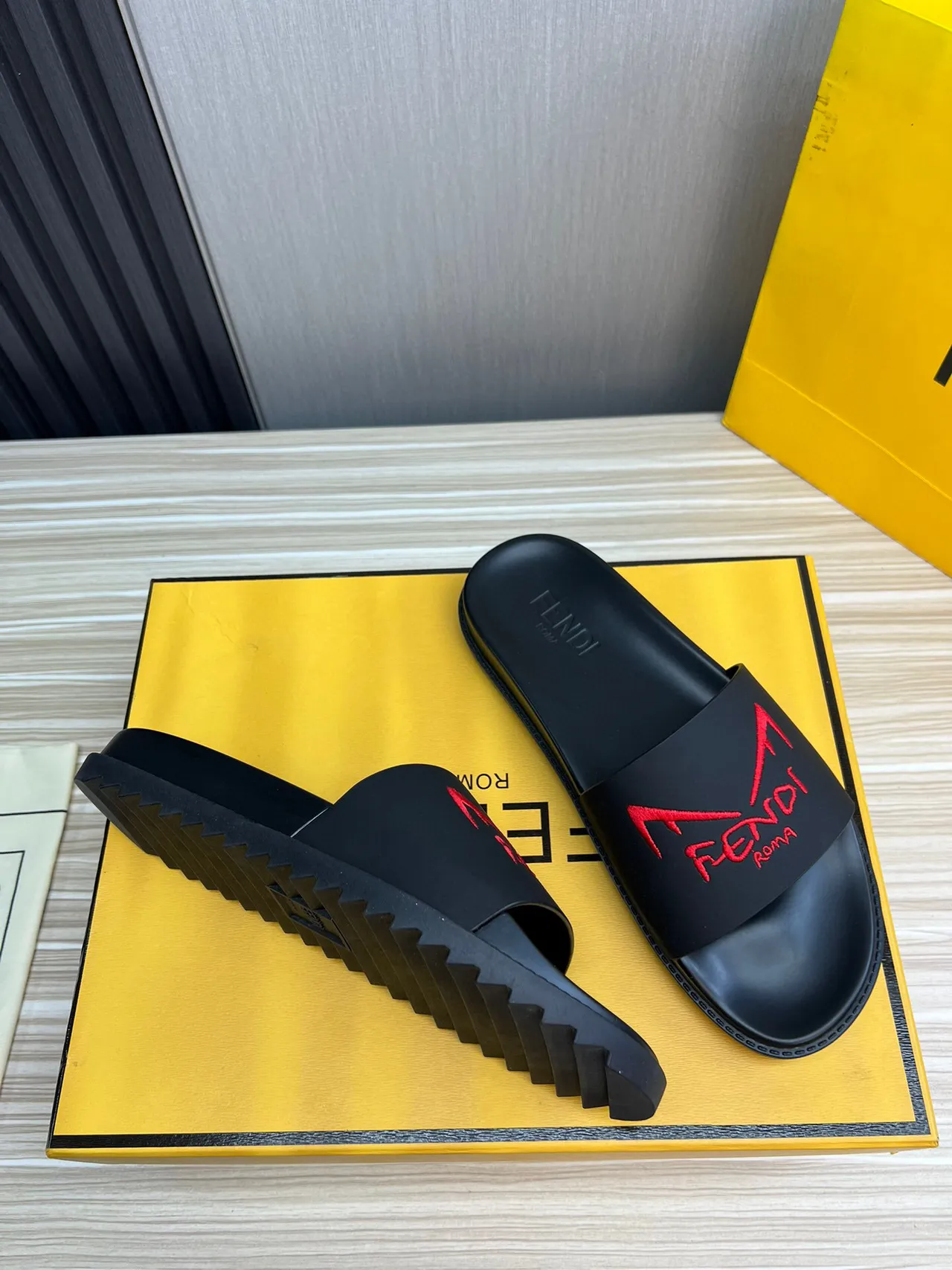Fendi Slide কালো লাল মোল্ডেড রাবার সিঙ্গেল স্ট্র্যাপ চপ্পল 7