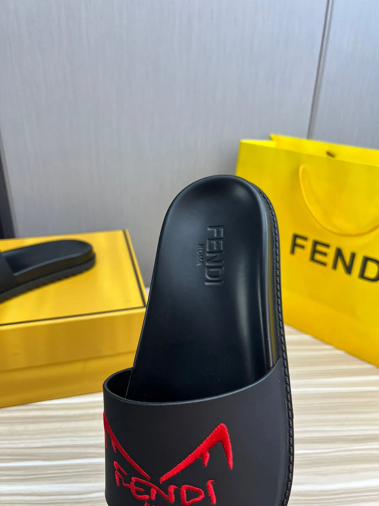 Fendi Slide কালো লাল মোল্ডেড রাবার সিঙ্গেল স্ট্র্যাপ চপ্পল 8