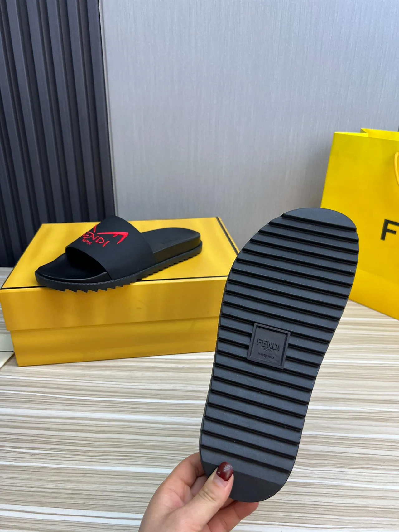 Fendi Slide কালো লাল মোল্ডেড রাবার সিঙ্গেল স্ট্র্যাপ চপ্পল 9