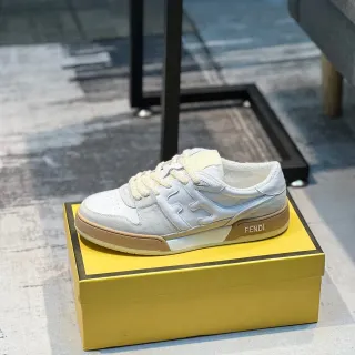 Fendi 白色米色分层皮革和麂皮鞋面雕刻侧面标志生活方式运动鞋