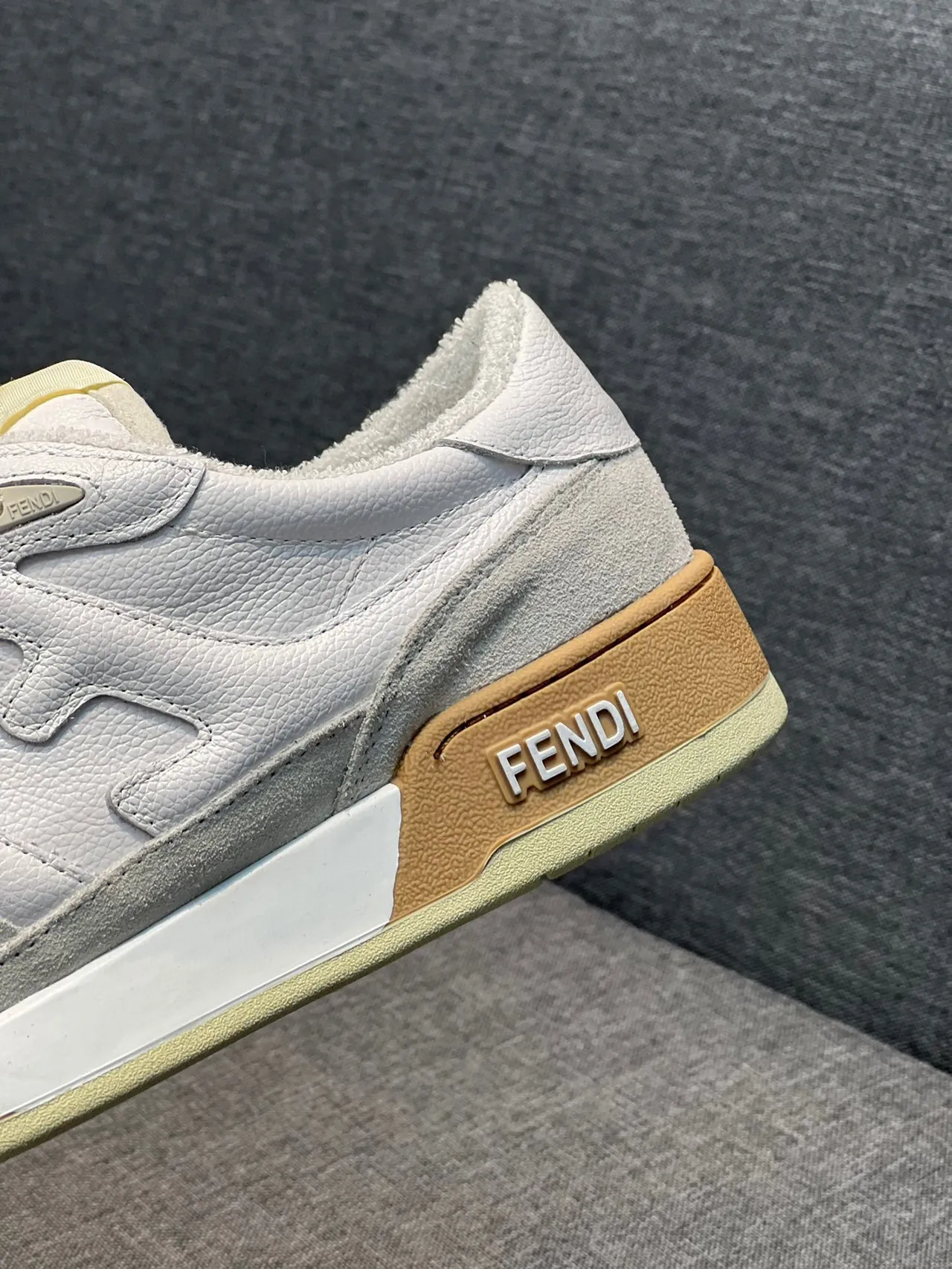 Fendi أبيض بيج جلد طبقي و سويد علوية شعار جانبي منحوت أسلوب حياة حذاء رياضي 2