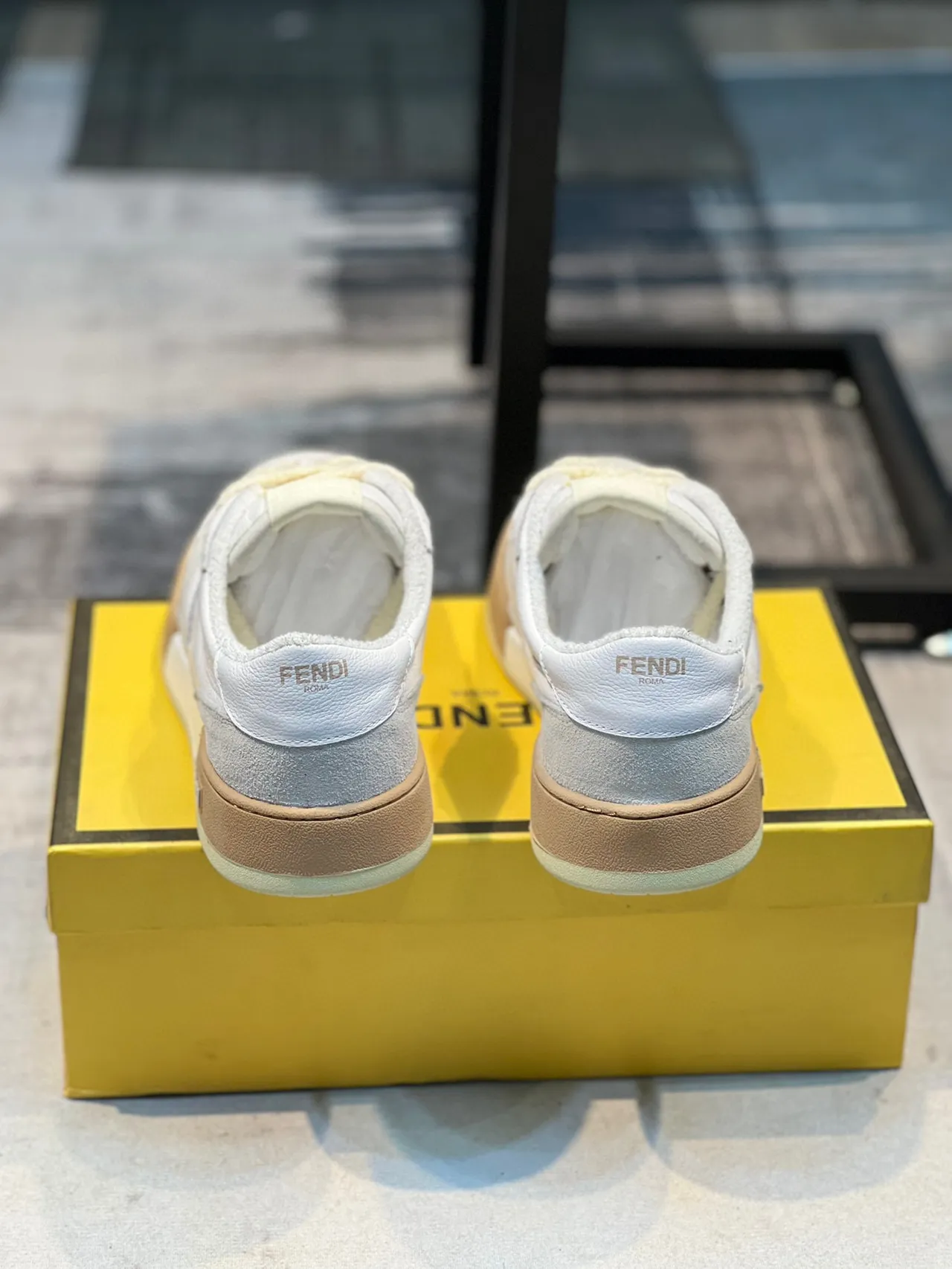 Fendi أبيض بيج جلد طبقي و سويد علوية شعار جانبي منحوت أسلوب حياة حذاء رياضي 3