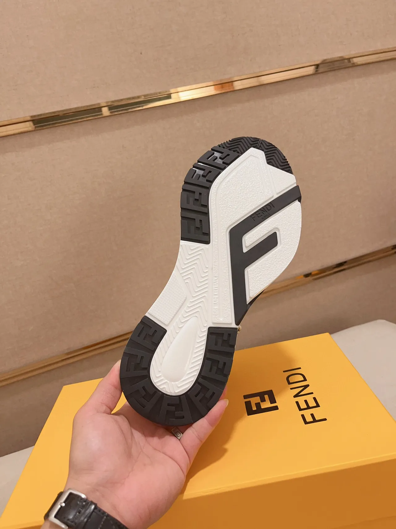 Fendi सफेद काला असममित पट्टी ज़िगज़ैग सिलाई चंक स्नीकर 9