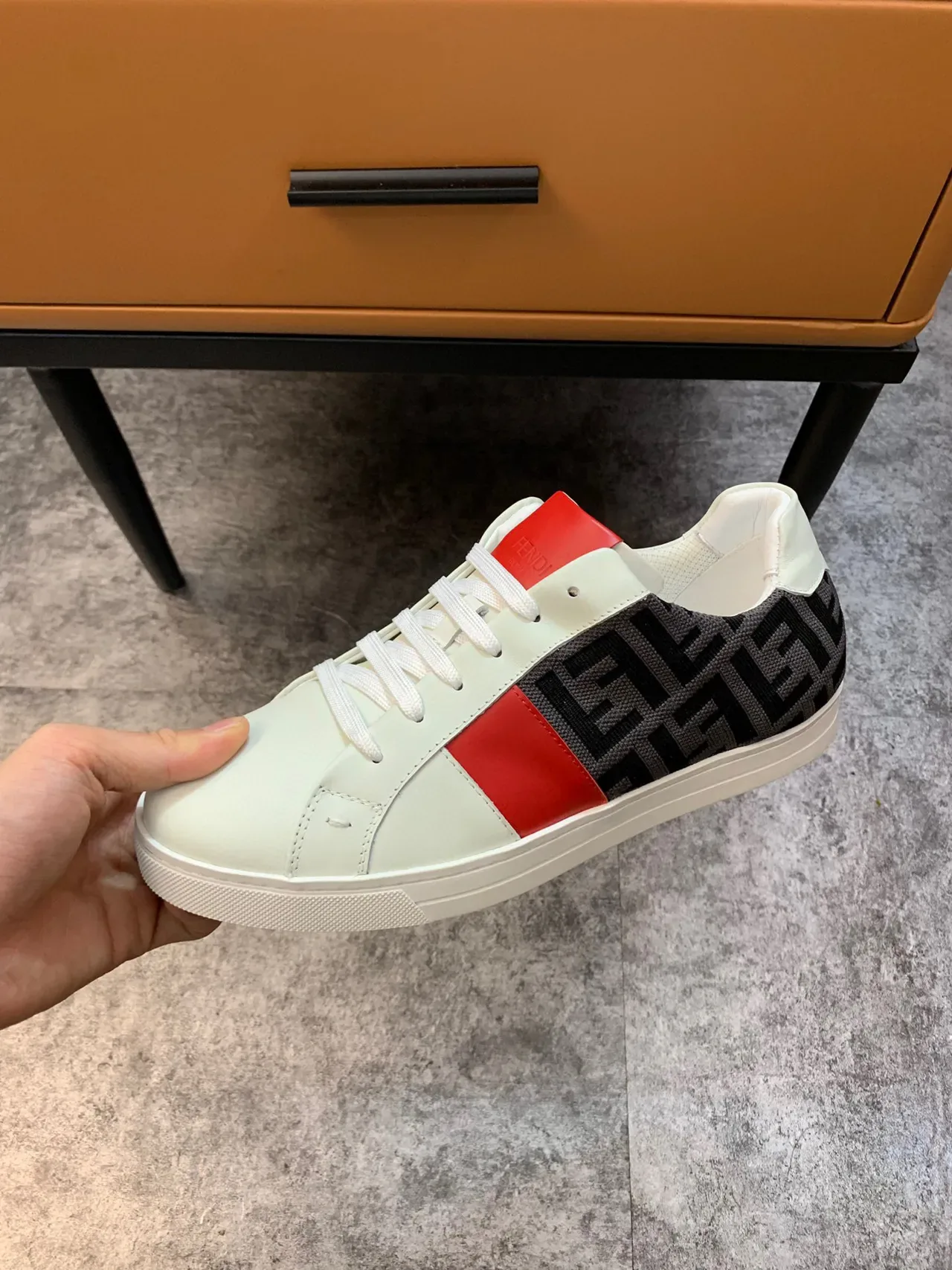 Fendi 白红 低帮 皮革和锦缎鞋面 生活方式运动鞋 3
