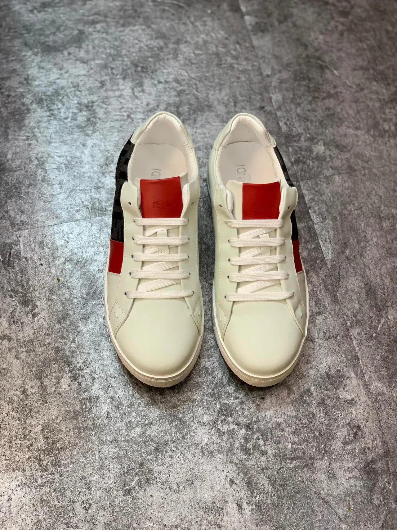 Fendi 白红 低帮 皮革和锦缎鞋面 生活方式运动鞋 4