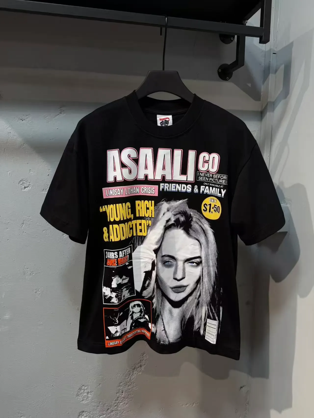 ASAWLI CO T-shirt noir à imprimé graphique Young Rich & Addicted 5