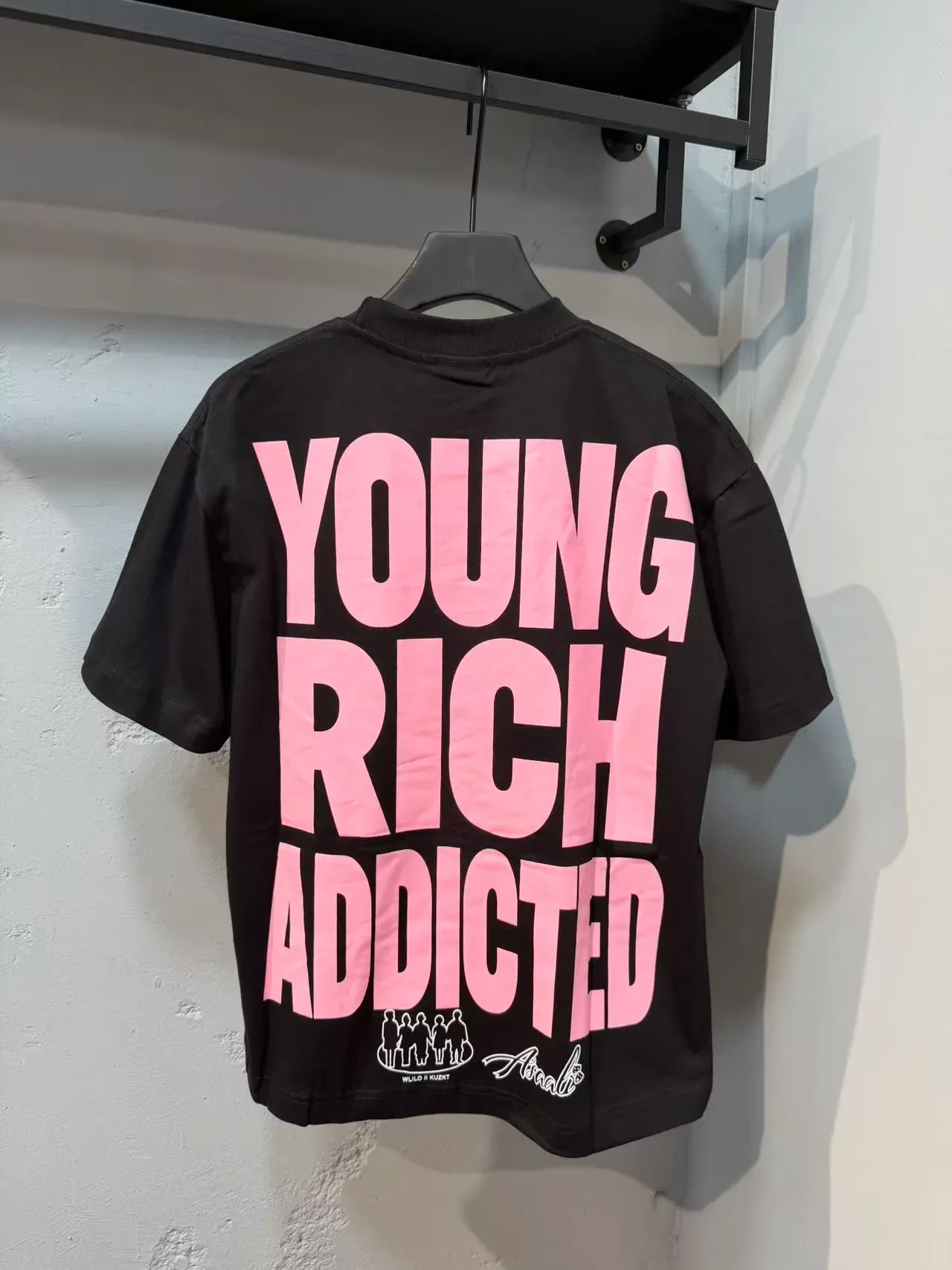 ASAWLI CO T-shirt noir à imprimé graphique Young Rich & Addicted 6