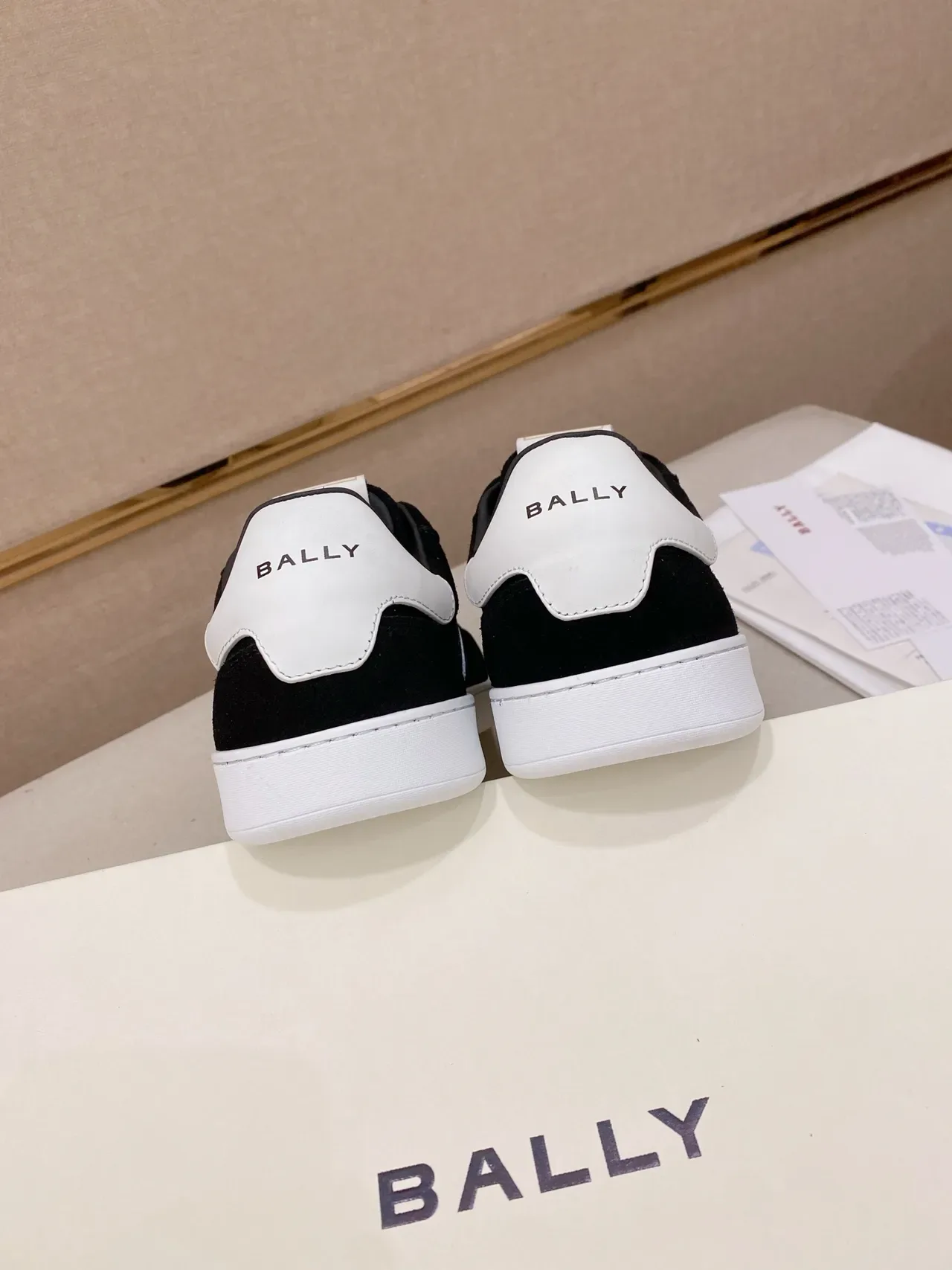 BALLY Sneaker Estilo de Vida Negro Blanco Ante Superior Rayas Laterales Bicolores Sneakers Estilo de Vida 3