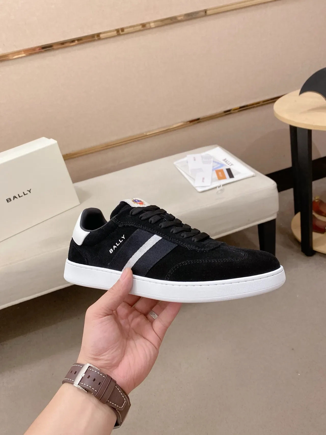 BALLY Sneaker Estilo de Vida Negro Blanco Ante Superior Rayas Laterales Bicolores Sneakers Estilo de Vida 4