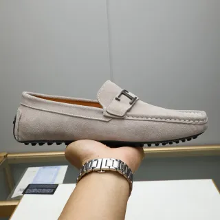 Mocasín de ante beige y negro con correa de hebilla metálica