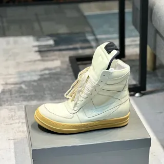Zapatillas beige y dorado de caña alta con paneles de cuero