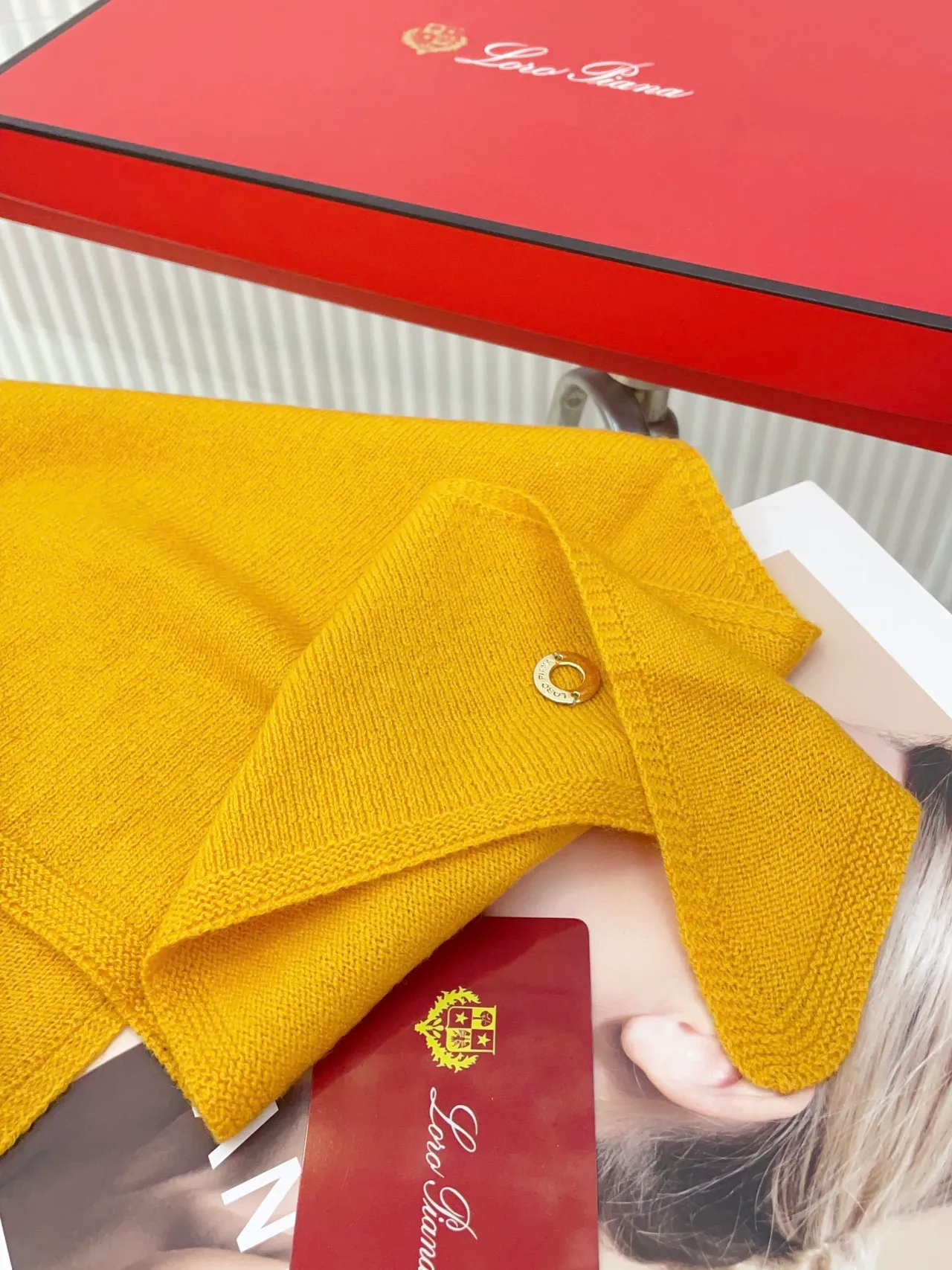 Gorrito de punto acanalado beige y amarillo con parche de tigre bordado 7
