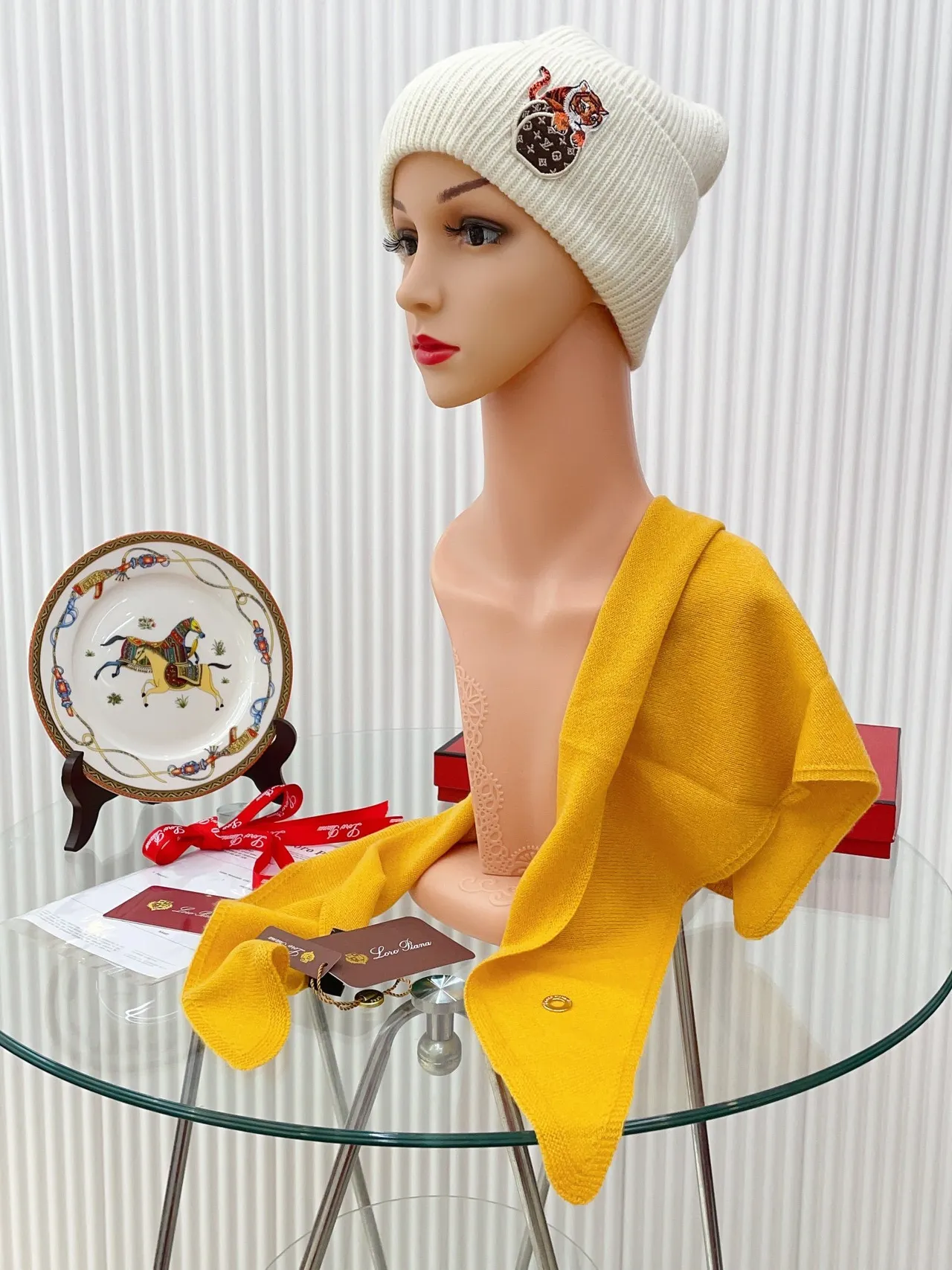 Gorrito de punto acanalado beige y amarillo con parche de tigre bordado 8