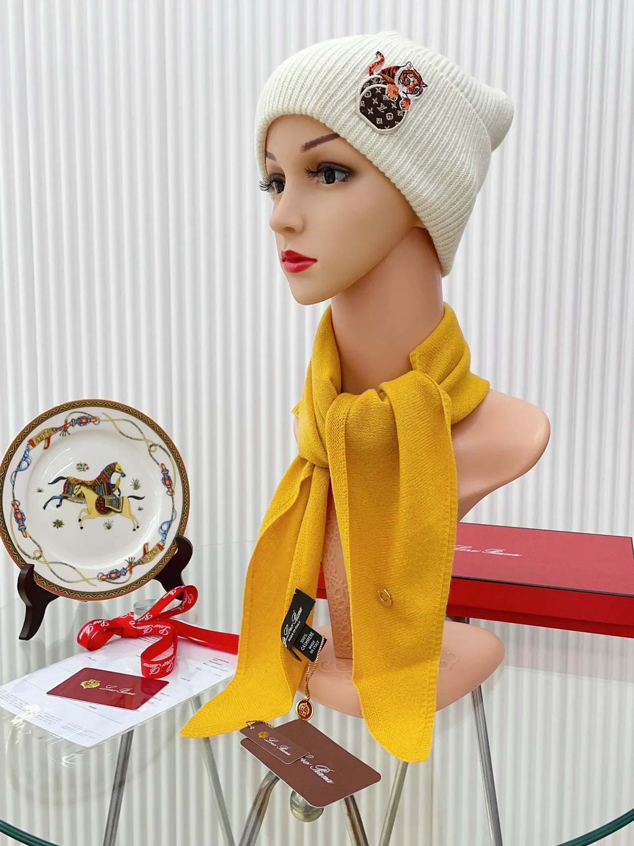 Gorrito de punto acanalado beige y amarillo con parche de tigre bordado 9