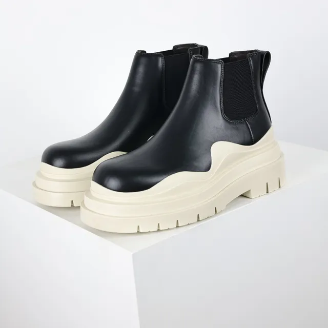 Botas Chelsea de suela gruesa negra y off-white 2
