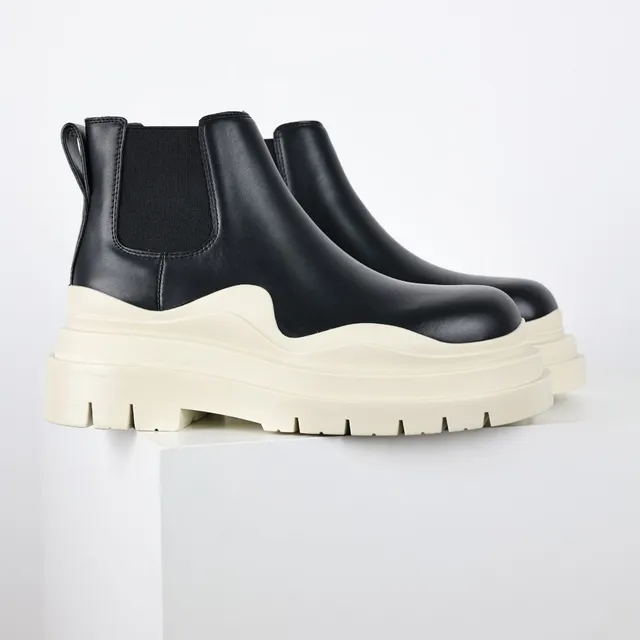 Botas Chelsea de suela gruesa negra y off-white 3