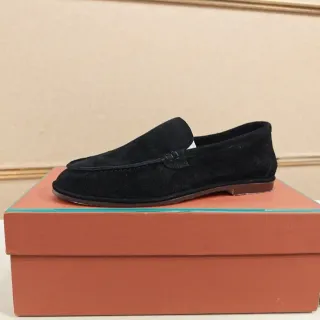 Mocassim de camurça preto e marrom com costura moccasin