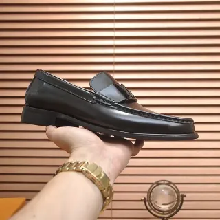 黑色光泽皮革流苏乐福鞋